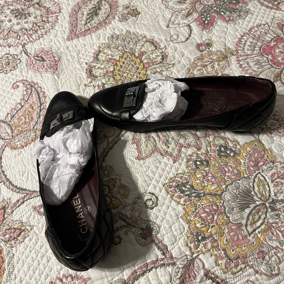 CHANEL Quilted Turn Lock Leather Flats. Make me an offer. Thank you - Picture 12 of 16